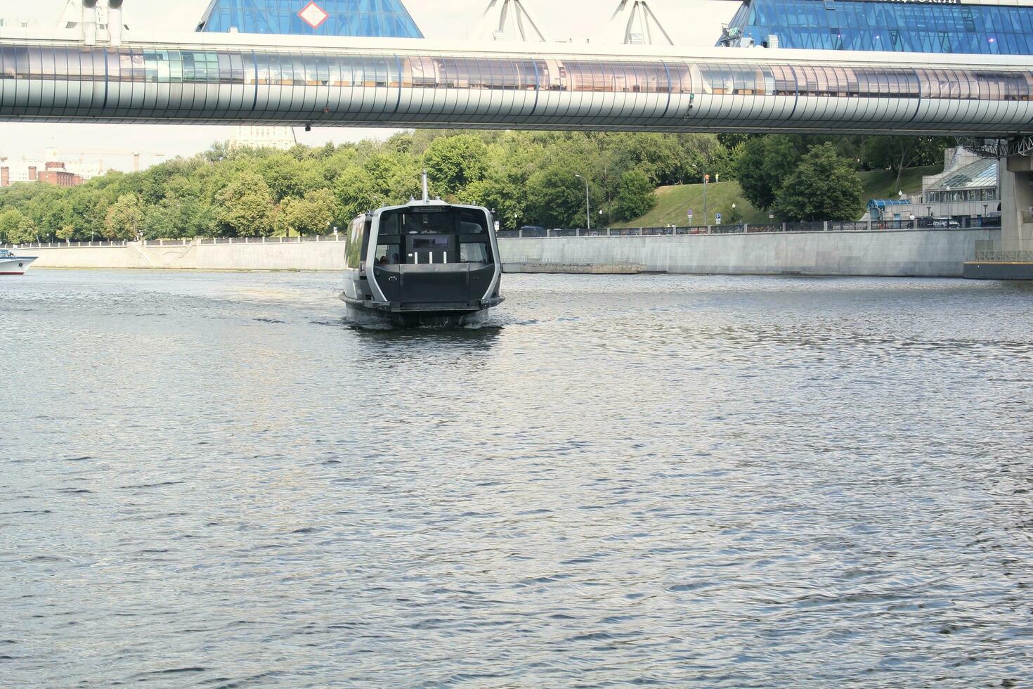 waterbus boot Aan moskee rivier. elektrisch schip Bij Moskou openbaar vervoer. ecologisch technologie. groen energie in stad route. dagelijks passagier veerboot onderhoud. Moskou, Rusland - juni 22, 2023. foto