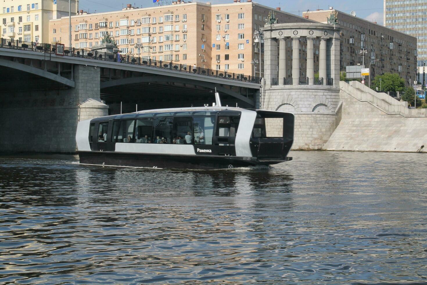 waterbus boot Aan moskee rivier. elektrisch schip Bij Moskou openbaar vervoer. ecologisch technologie. groen energie in stad route. dagelijks passagier veerboot onderhoud. Moskou, Rusland - juni 22, 2023. foto