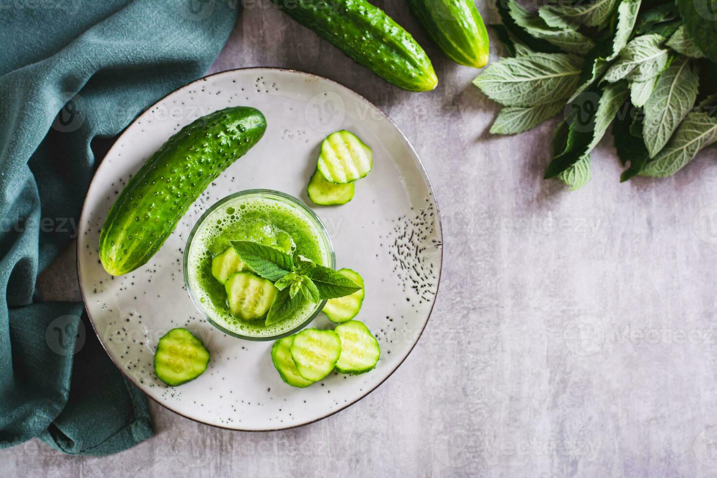 verfrissend komkommer en munt smoothie in een glas Aan de tafel top visie foto