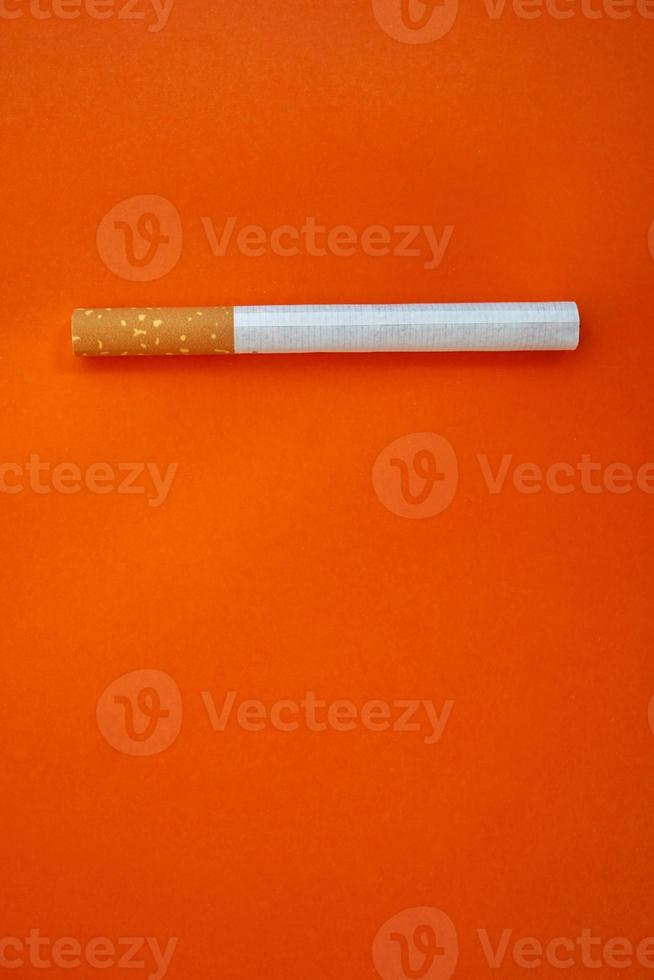 sigarettentabak op de oranje achtergrond foto