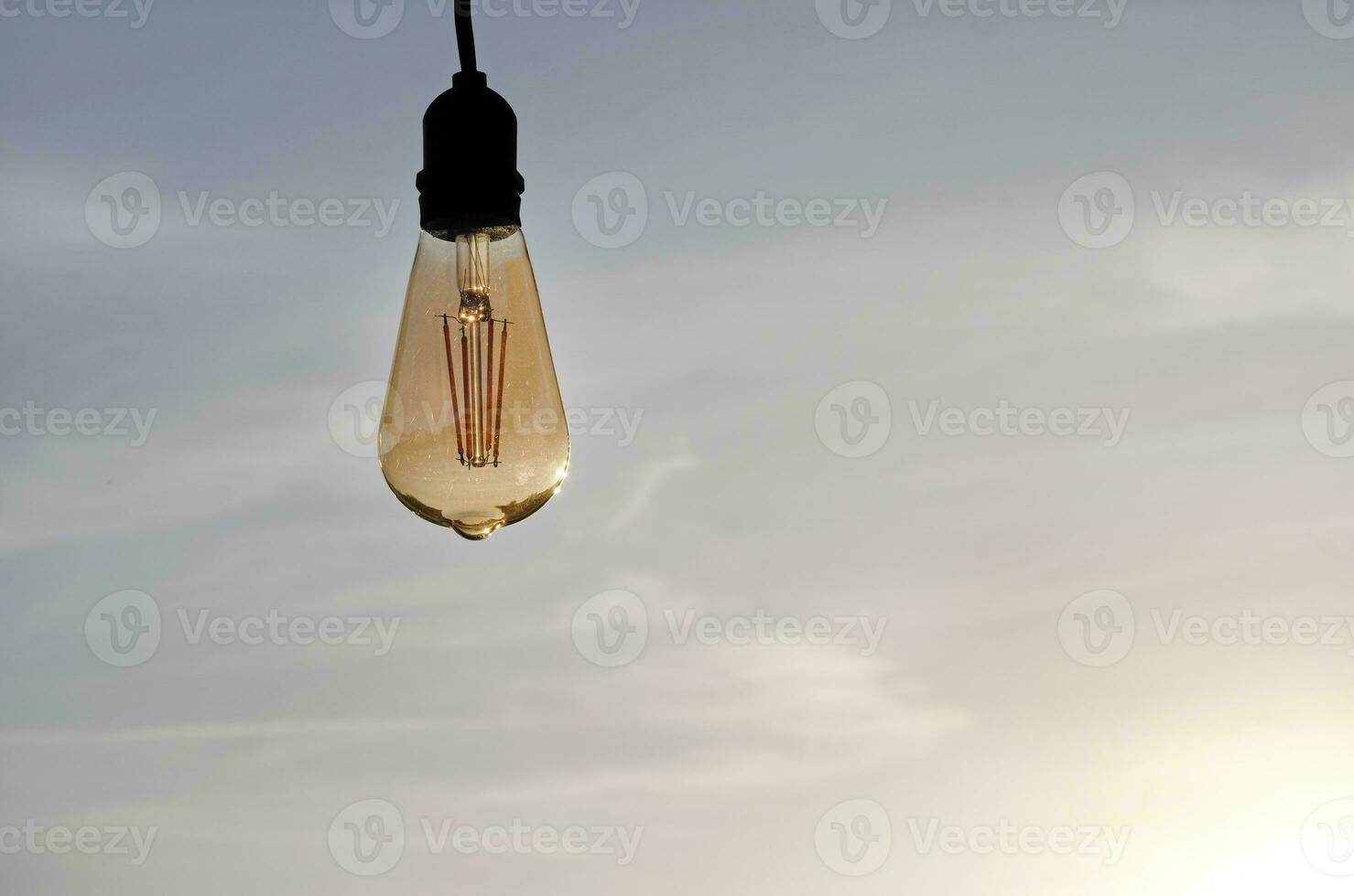 single licht lamp tegen een Doorzichtig lucht foto