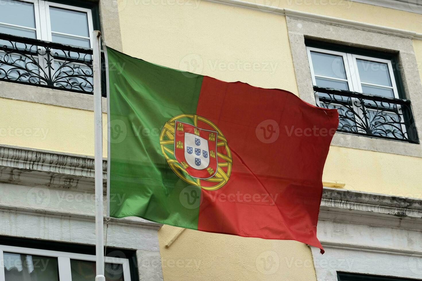 Portugees vlag golvend in de wind in Lissabon foto