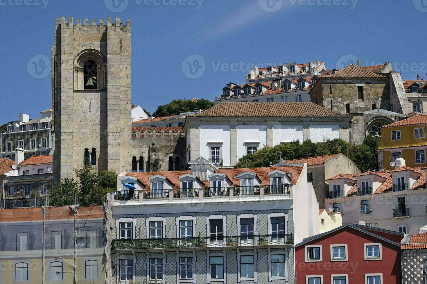 de kleurrijk Alfama wijk, de oud stad- van Lissabon, Portugal, Aan een zonnig dag foto