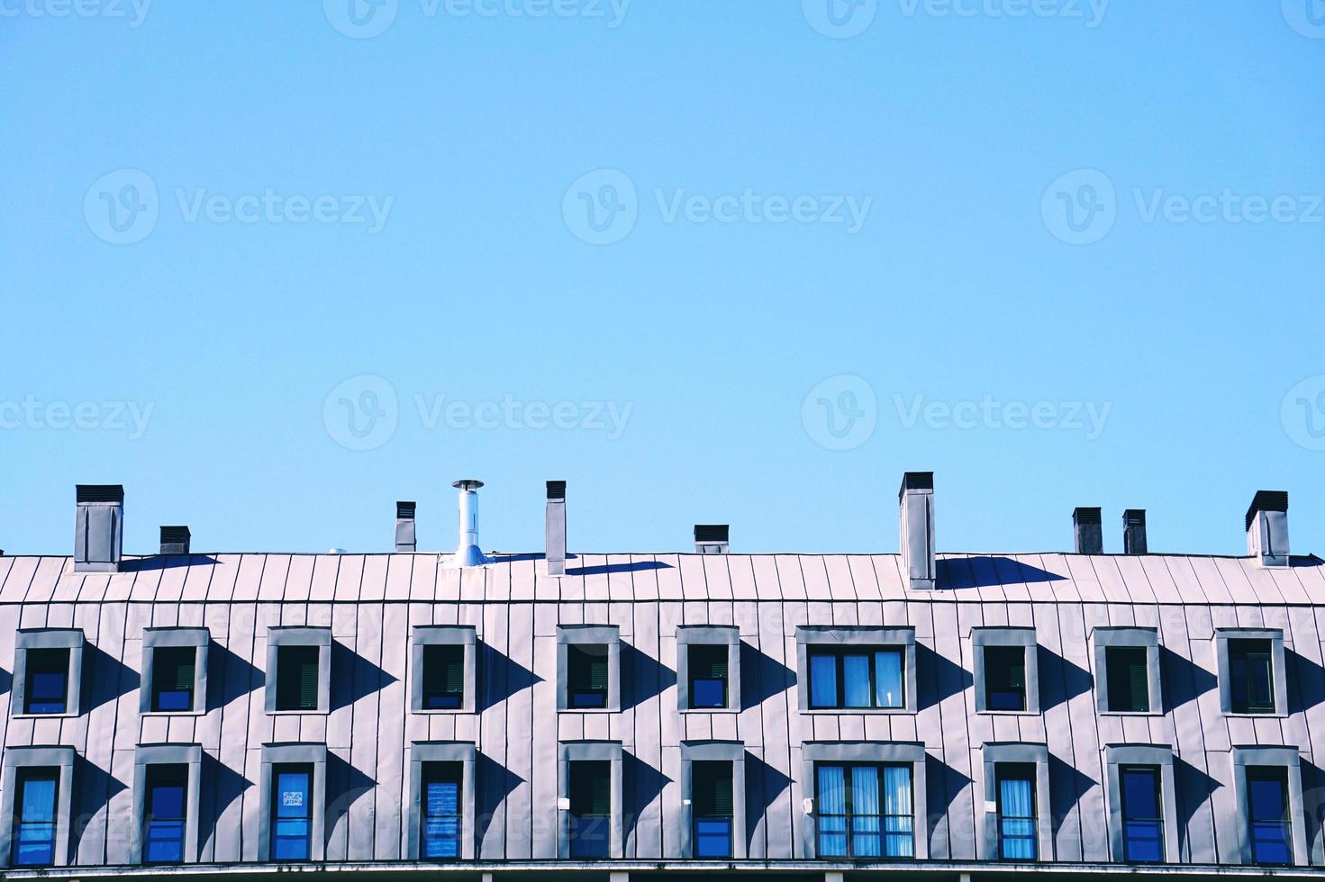 schoorsteen op het dak van het huis foto