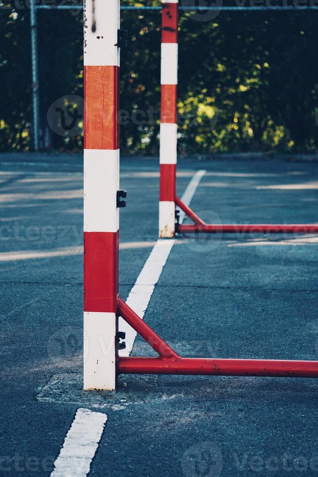 oud verlaten straatvoetbaldoel foto