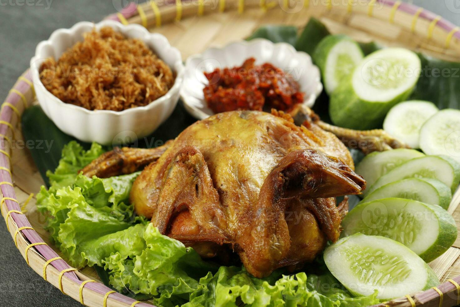 ayam goreng lengkuas Kremes of laos gebakken kip foto