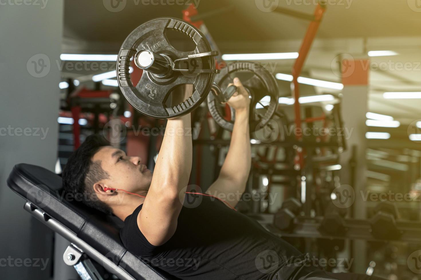 sport man training met een zware barbell foto