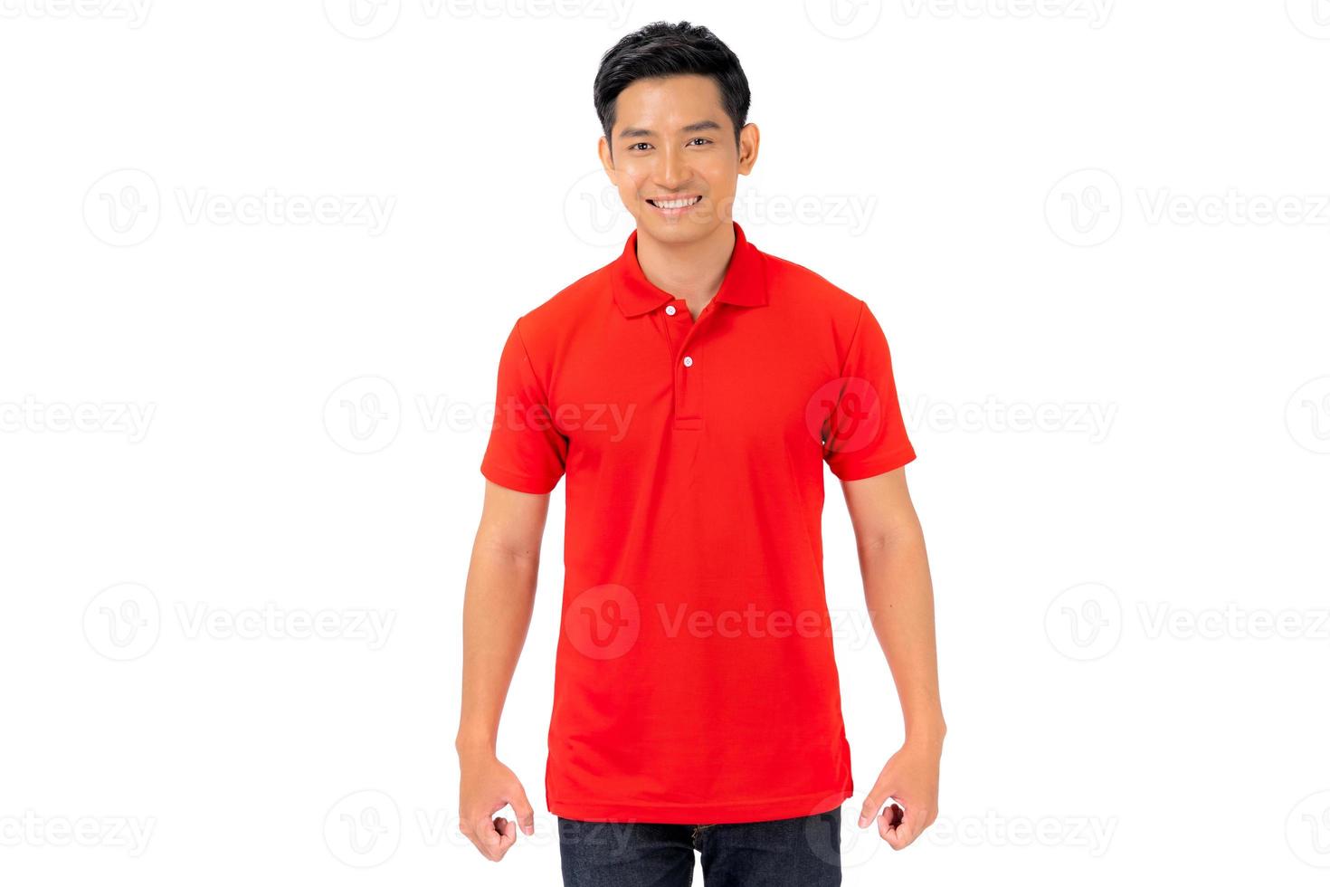 jonge man in rood shirt op witte achtergrond foto