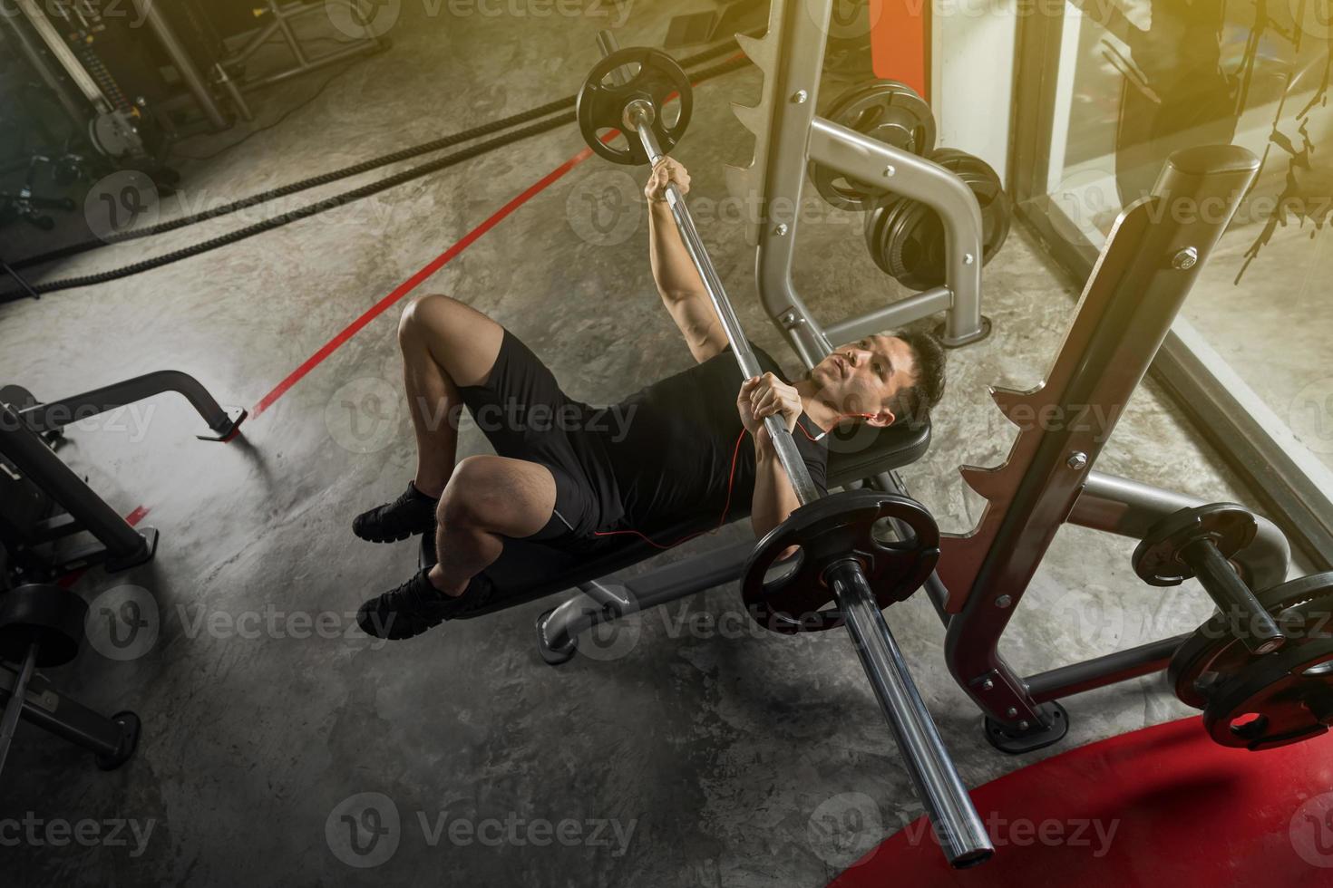 sport man training met een zware barbell foto
