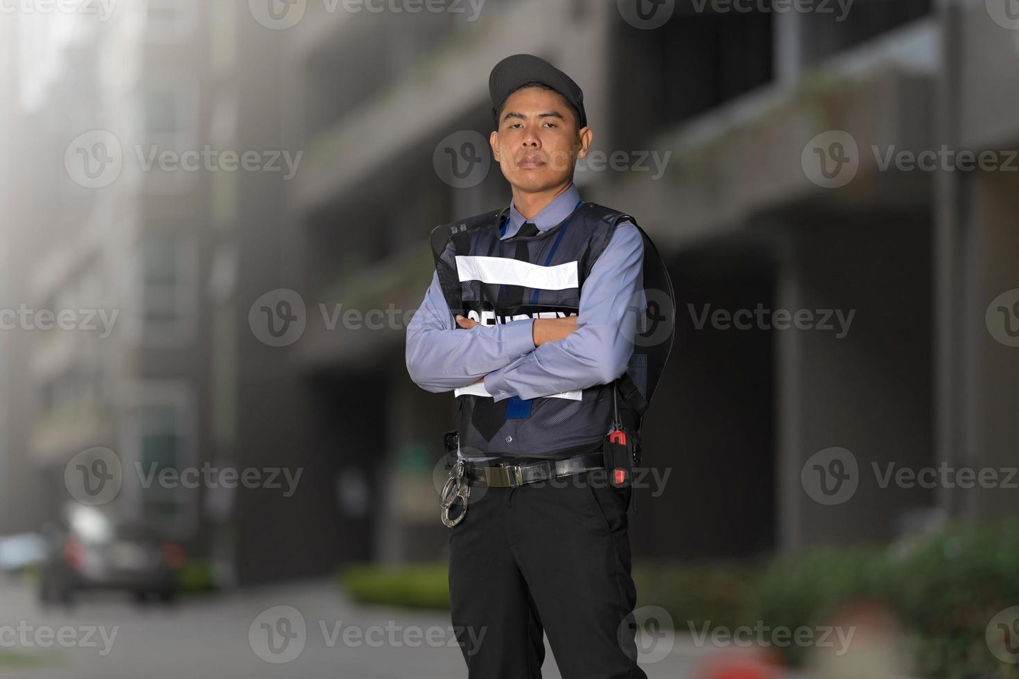 beveiligingsman die buiten in de buurt van een groot gebouw staat foto
