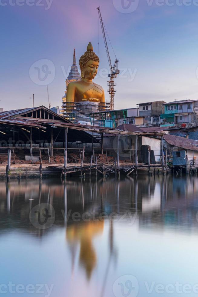 groot boeddhabeeld in thailand bij zonsondergang foto