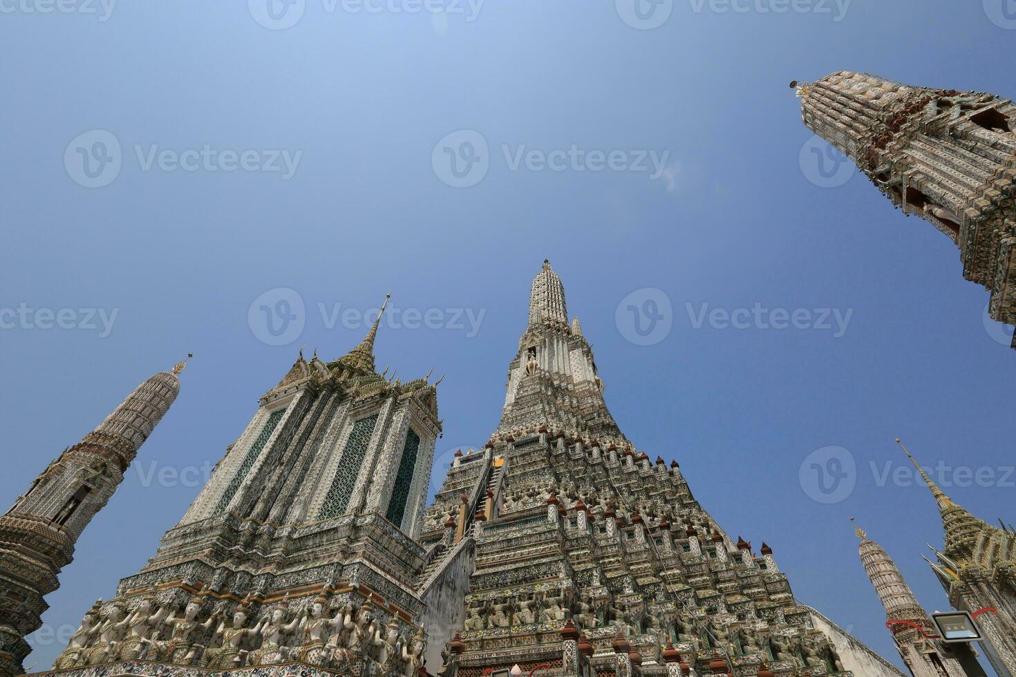 wat arun, gezien van de bodem omhoog, ziet de blauw lucht. wat arun is een iconisch mijlpaal van Bangkok, Thailand. foto