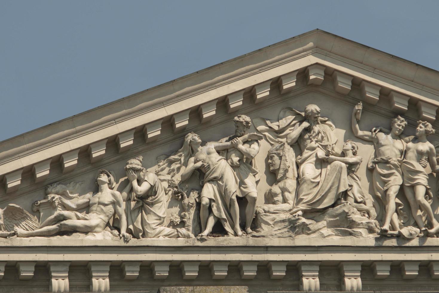 reliëf op het fronton van de opera van lviv foto