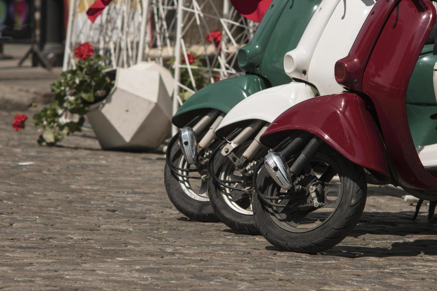 drie bromfietsen geschilderd in de kleuren van de Italiaanse vlag foto