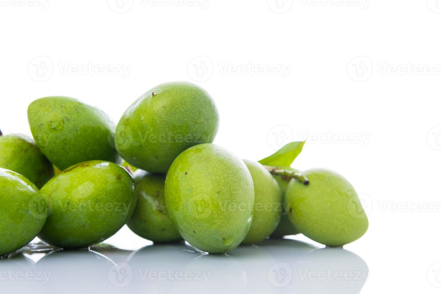 close-up mangifera mango op wit foto