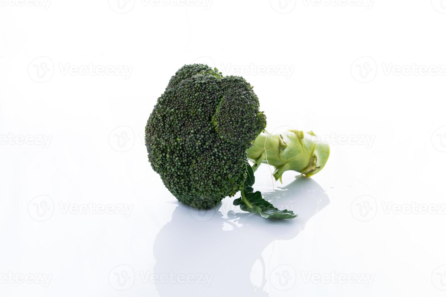 close-up broccoli op wit foto