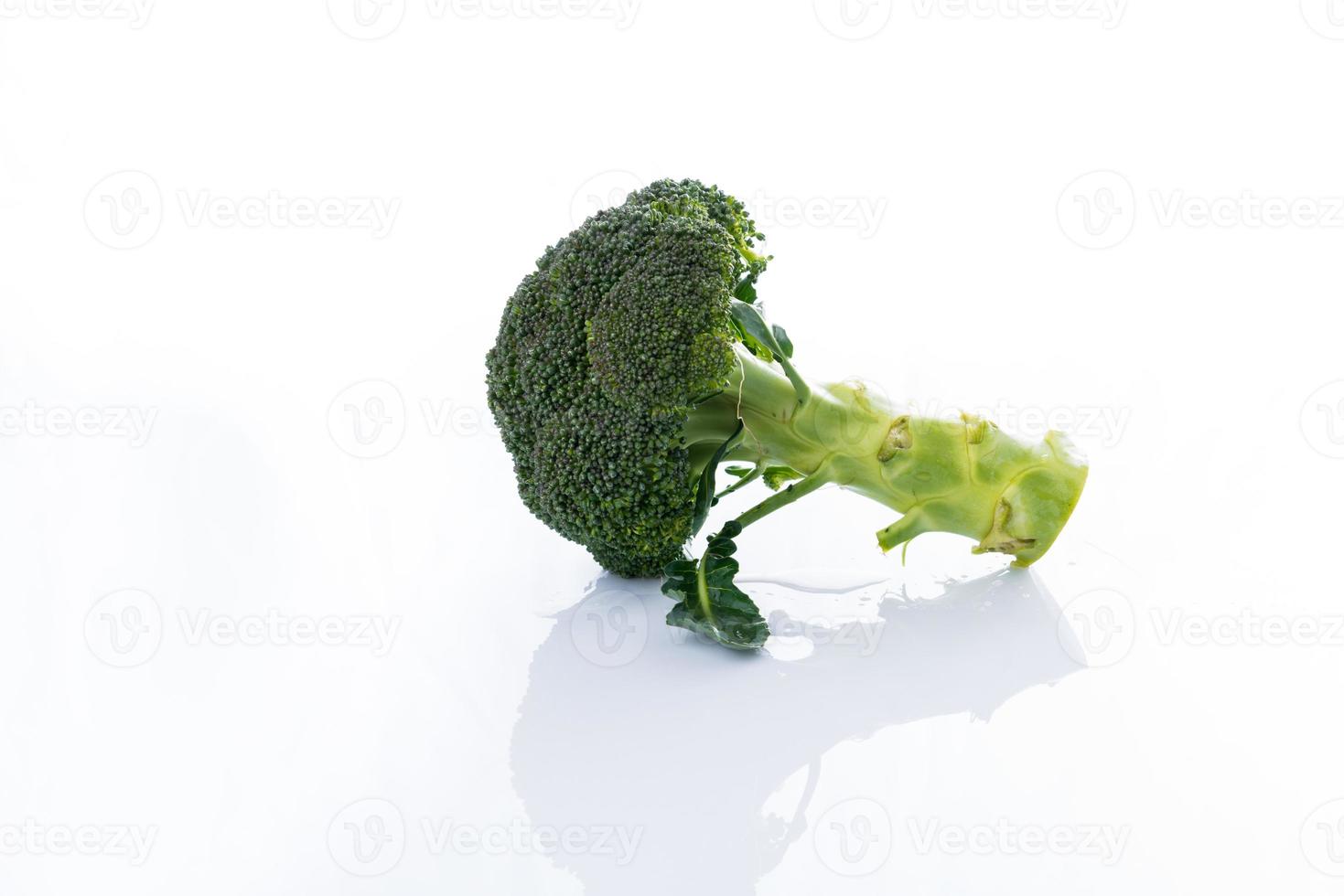 close-up broccoli op wit foto