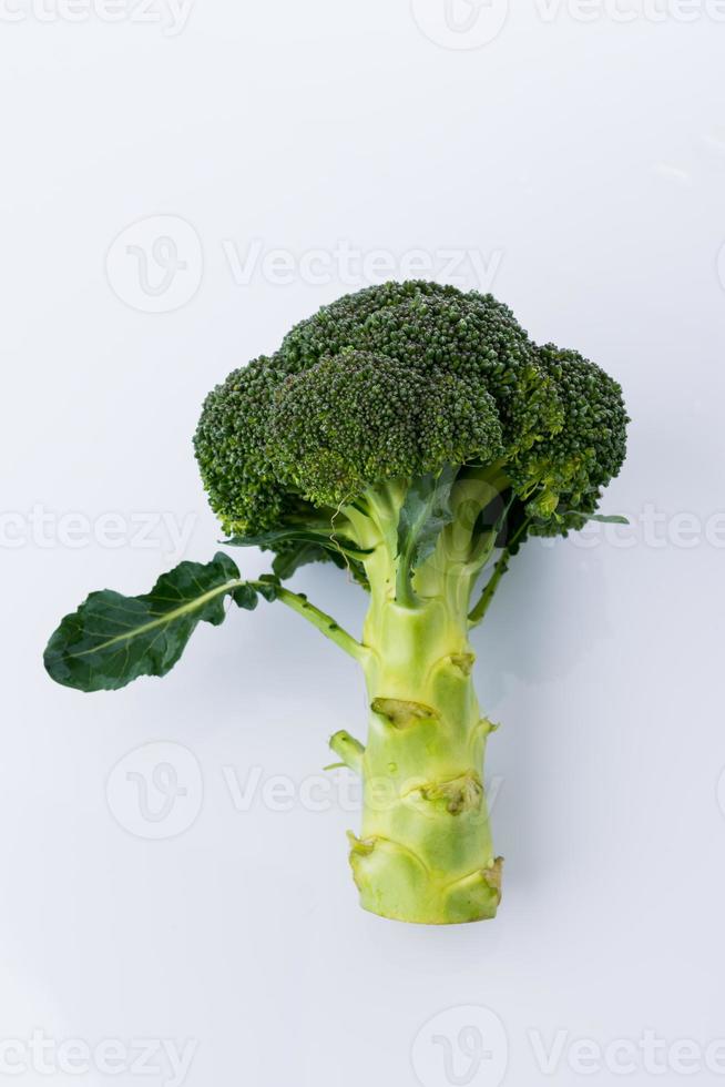 close-up broccoli op wit foto