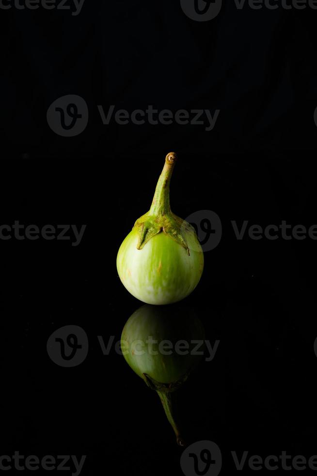 close-up aubergine op zwart foto