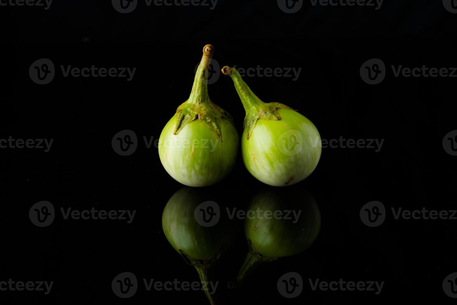 close-up aubergine op zwart foto