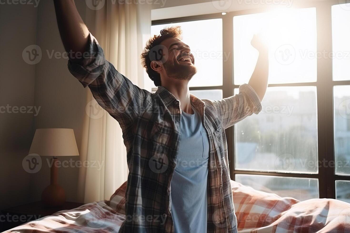 knap jong Mens ontwaken omhoog in de ochtend, strekt zich uit en krijgt uit van bed. ai gegenereerd foto