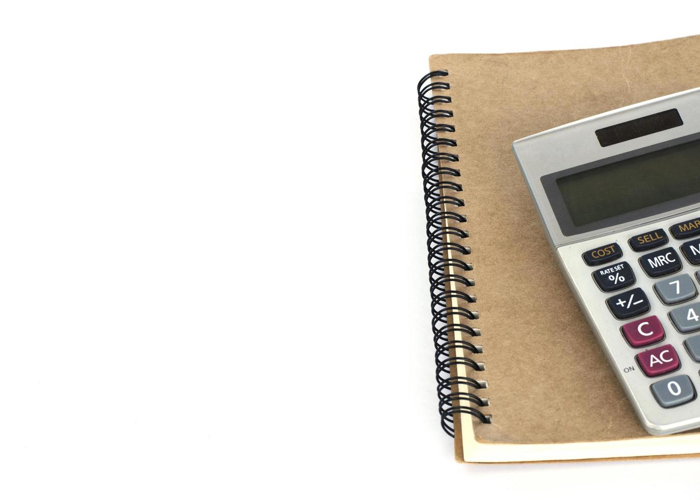 rekenmachine met boeknotities op witte achtergrond foto