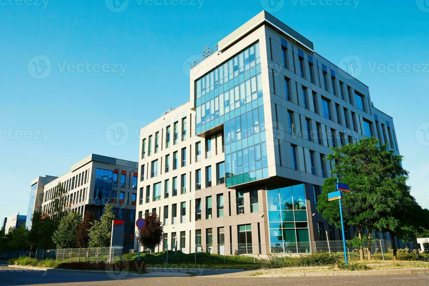 modern kantoor gebouw met groen bomen foto