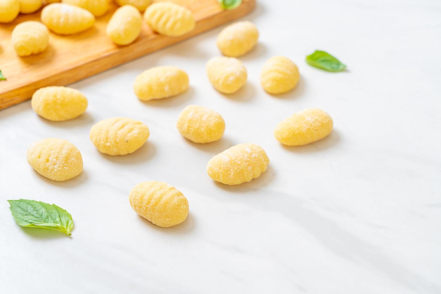 traditionele Italiaanse gnocchi-pasta ongekookt foto