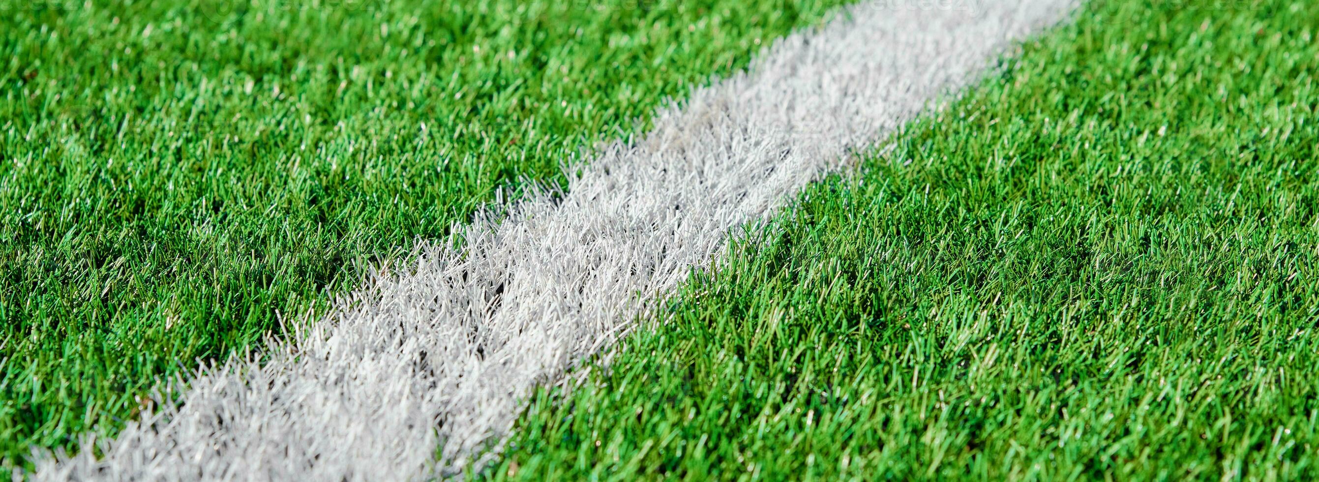 groen gras Aan sport veld- met wit lijn foto