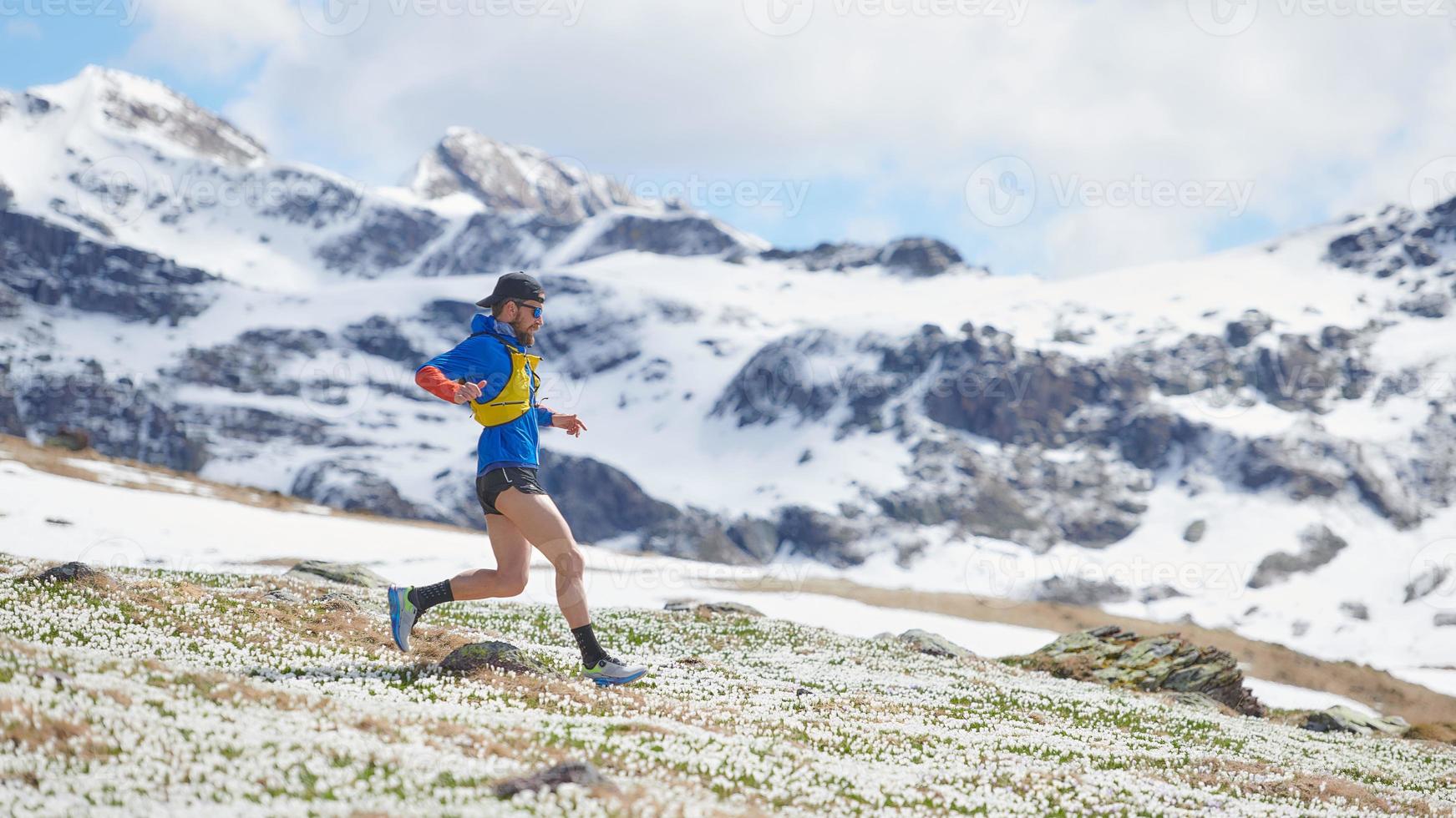 atleet loper tijdens een bergtraining in het voorjaar foto