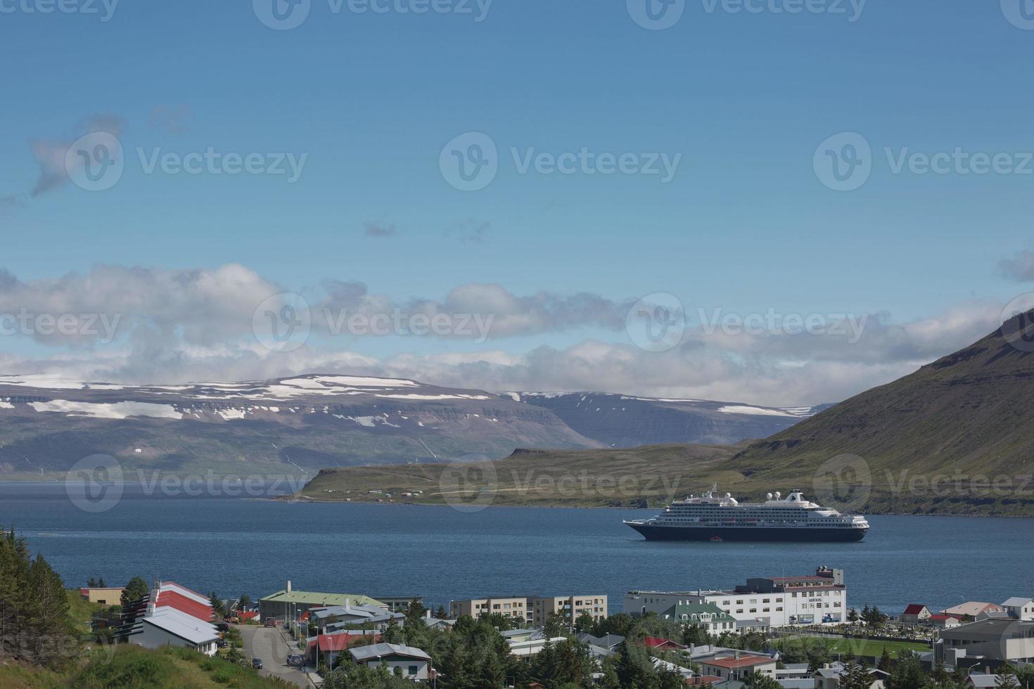 cruiseschip dat aanmeert in het dorp isafjordur in ijsland foto