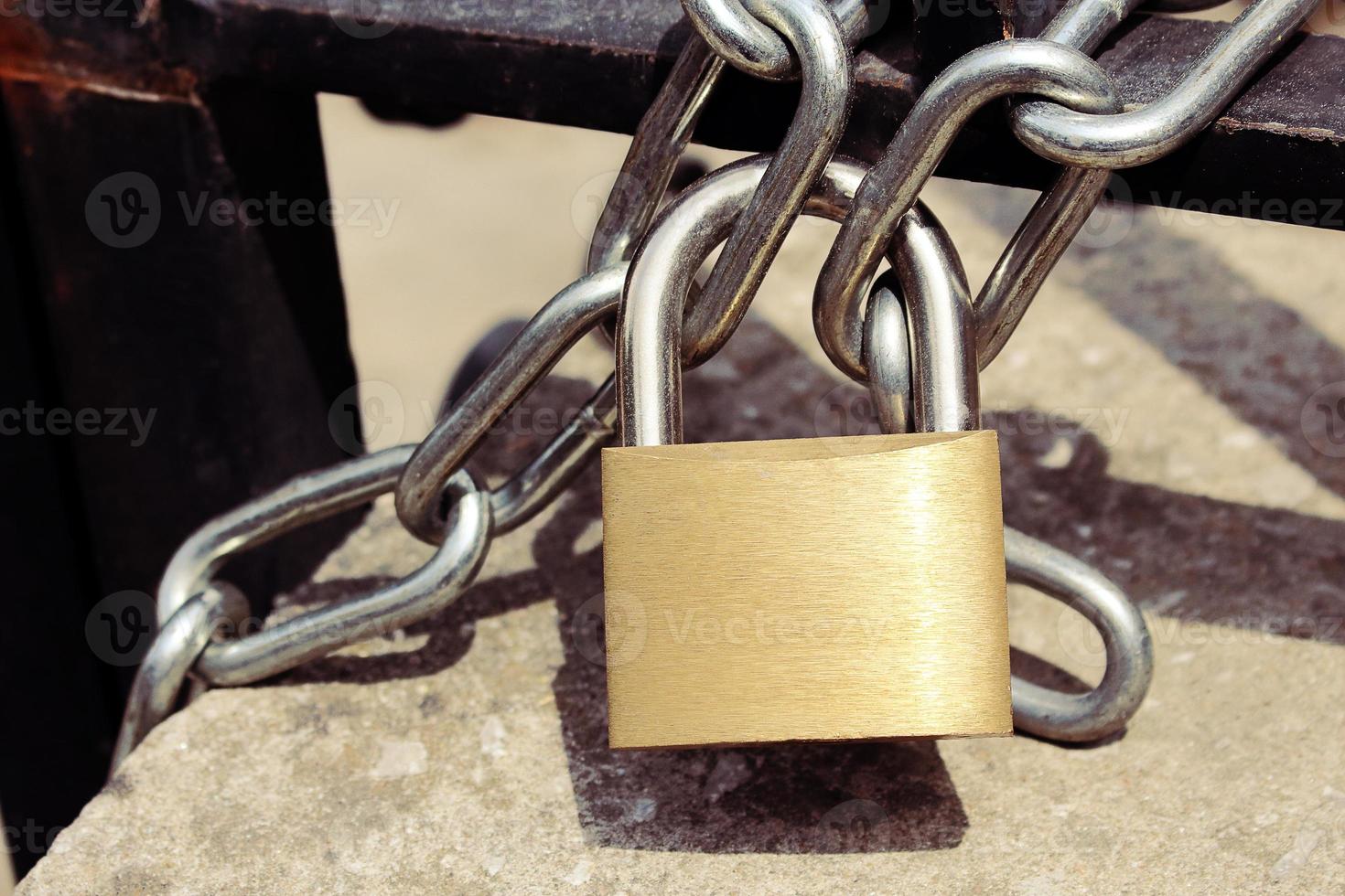 modern gesloten hangslot op glanzende metalen ketting foto