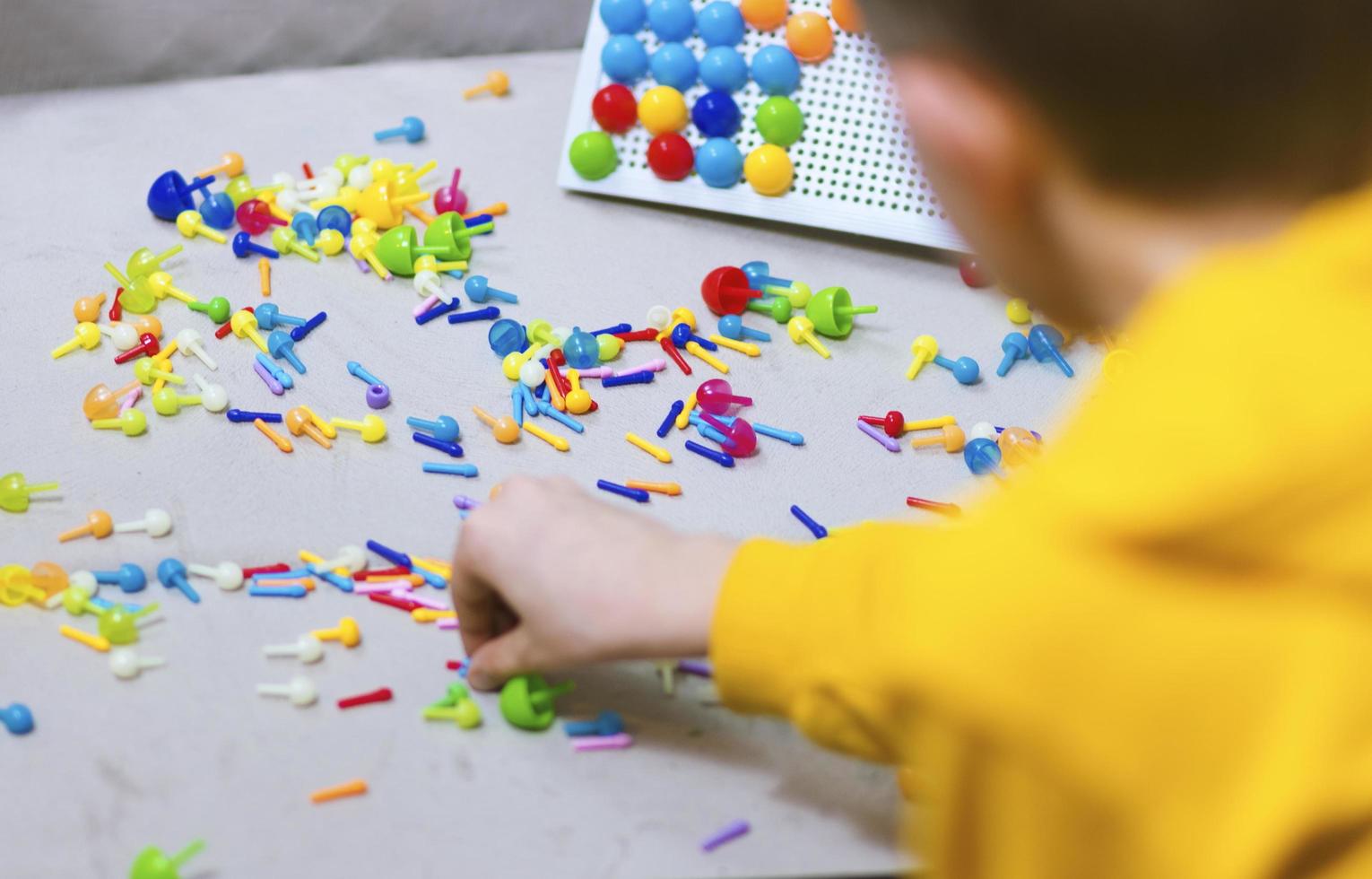 kind speelt spelbordspel foto