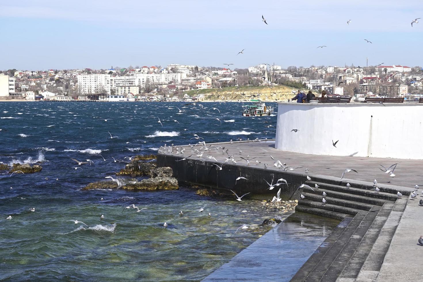 zeegezicht met uitzicht op de dijk van sevastopol krim foto