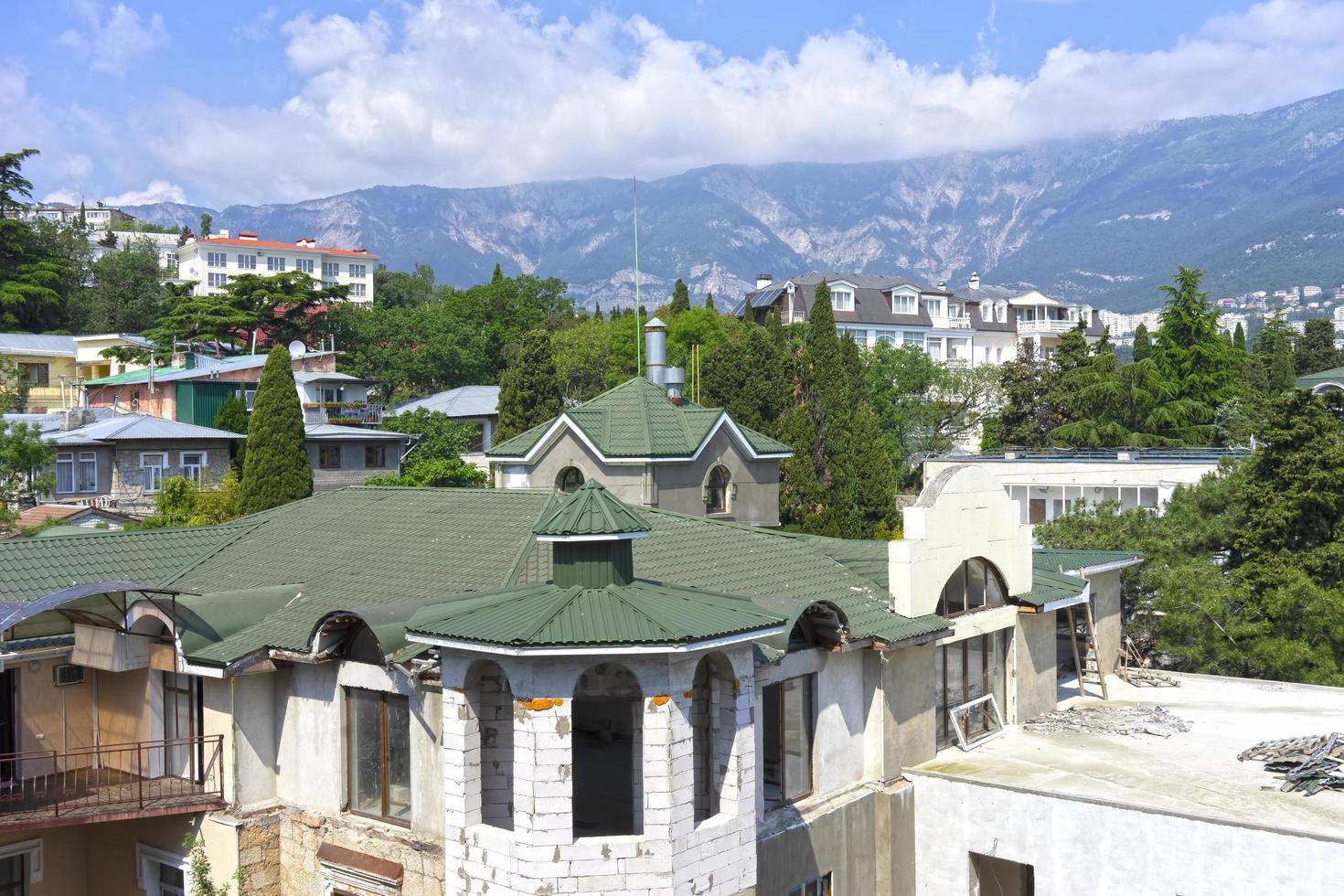 stedelijk landschap met uitzicht op gebouwen yalta crimea foto