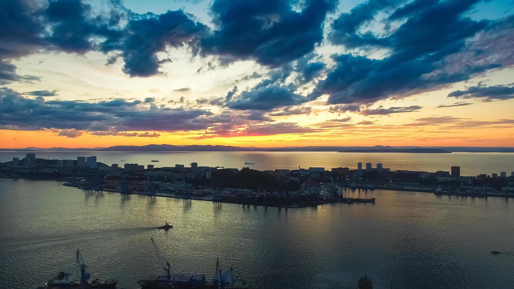 vladivostok rusland luchtfoto van het stadsbeeld bij zonsondergang foto