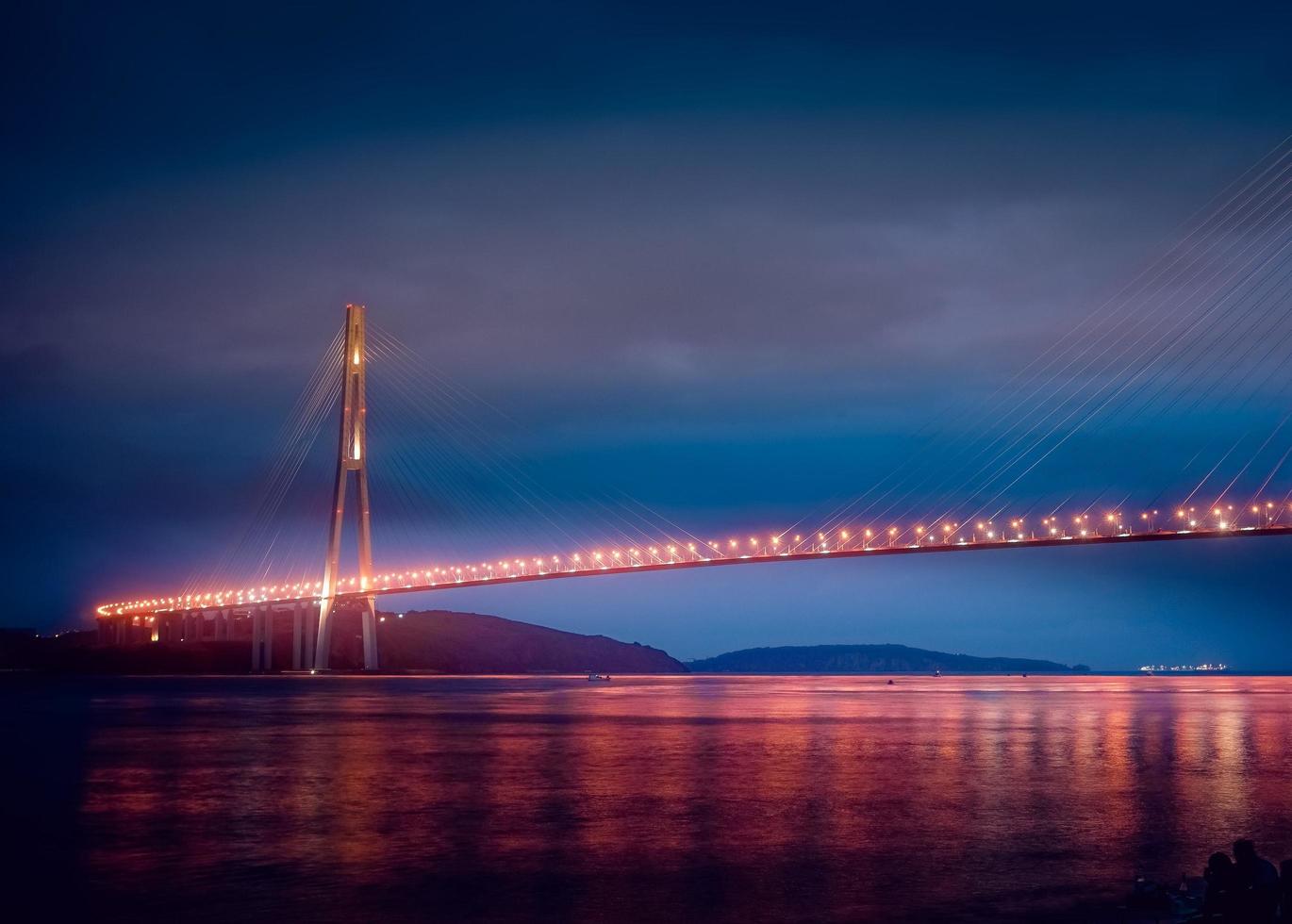 nachtlandschap met uitzicht op de Russische brug in de verlichting foto