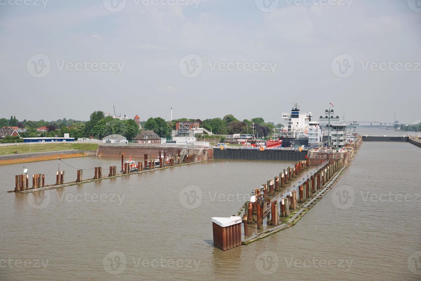 kiel, duitsland - 23 mei 2017, cruiseschip passeert de holtenau-sluis van het kanaal van kiel foto