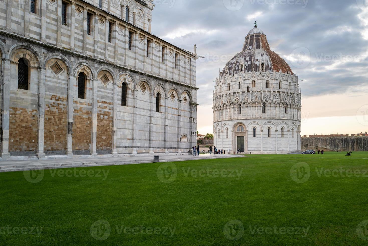 de kathedraal en de doopkapel in pisa foto