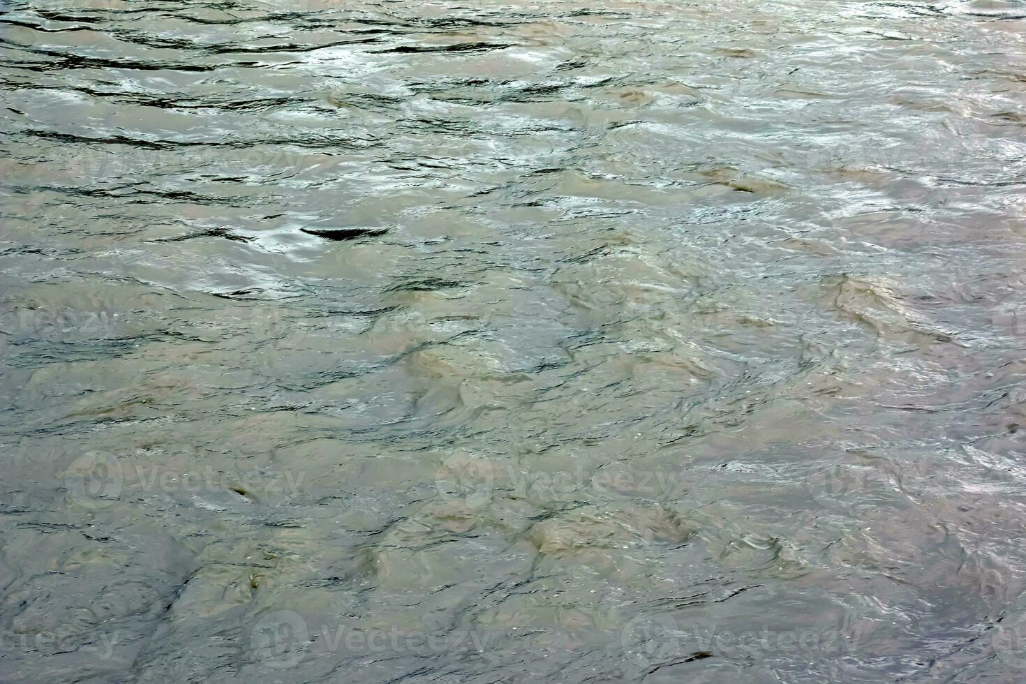 de structuur van de water van de rivier. natuurlijk water achtergrond met rimpelingen en golven. foto