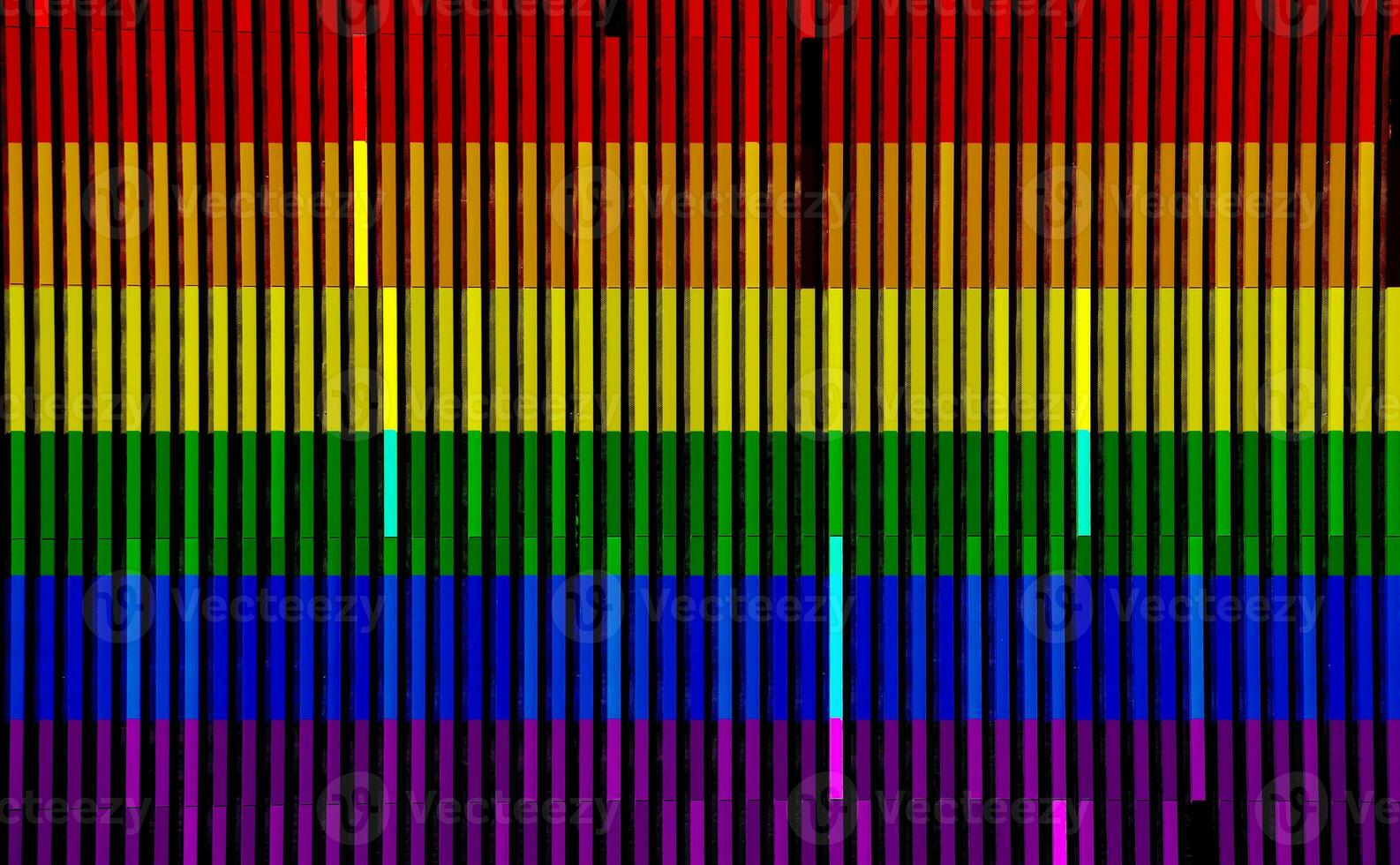 vlag van de lgbt gemeenschap Aan de achtergrond van de houten structuur van de planken. regenboog homo cultuur symbool. concept collage. foto