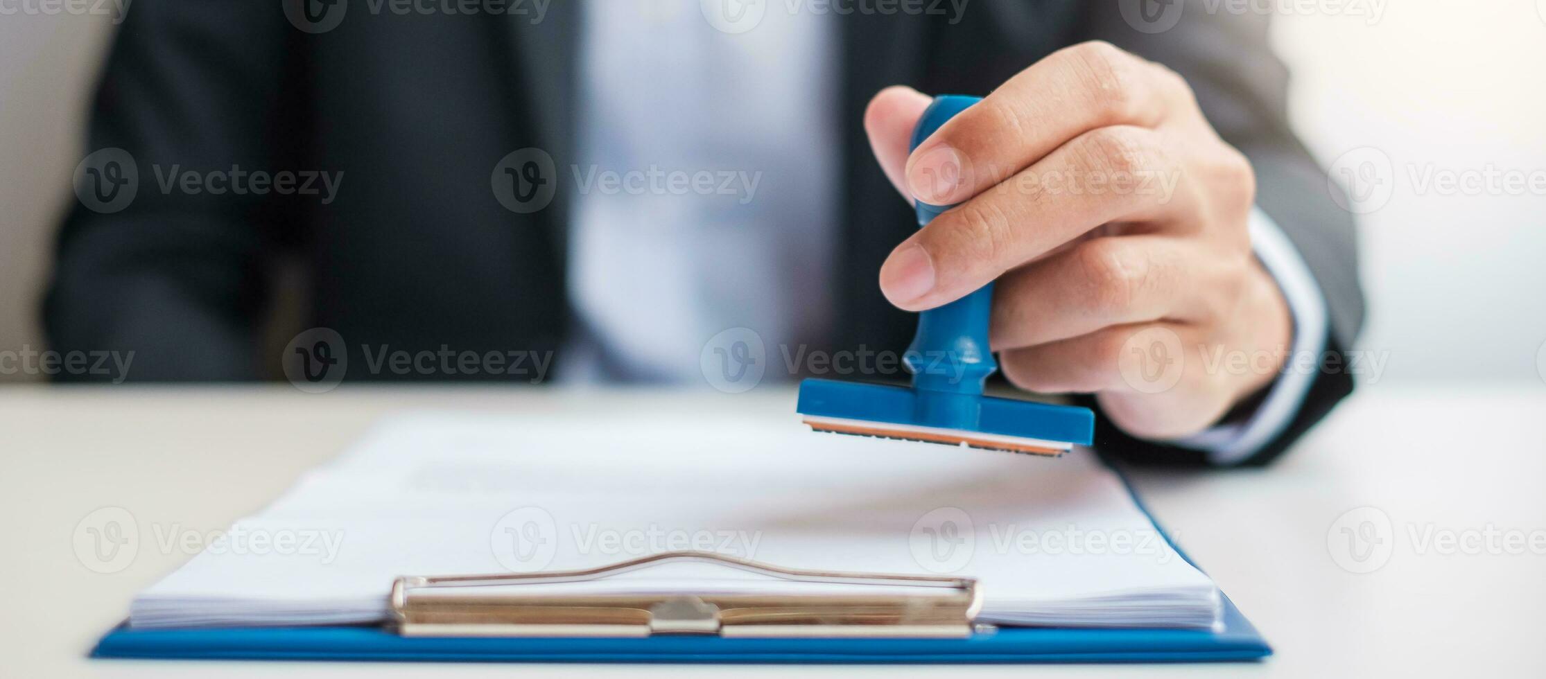 zakenman stempel tijdens ondertekening contract document.zakelijk contract, goedkeuren, partnerschap, contract overeenkomst en kwaliteitsborging concepten foto