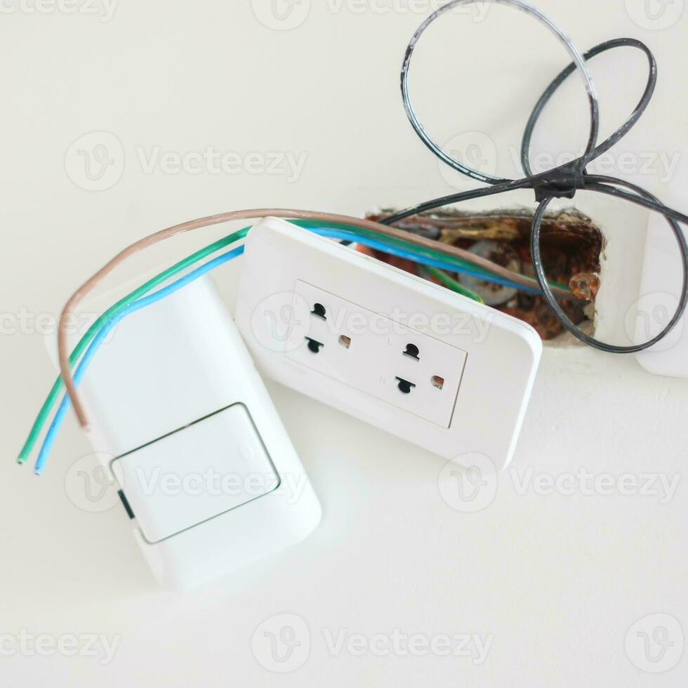 elektrisch bedrading installatie kabels voor stopcontact. vernieuwing, reparatie en ontwikkeling van huis en appartement concepten foto