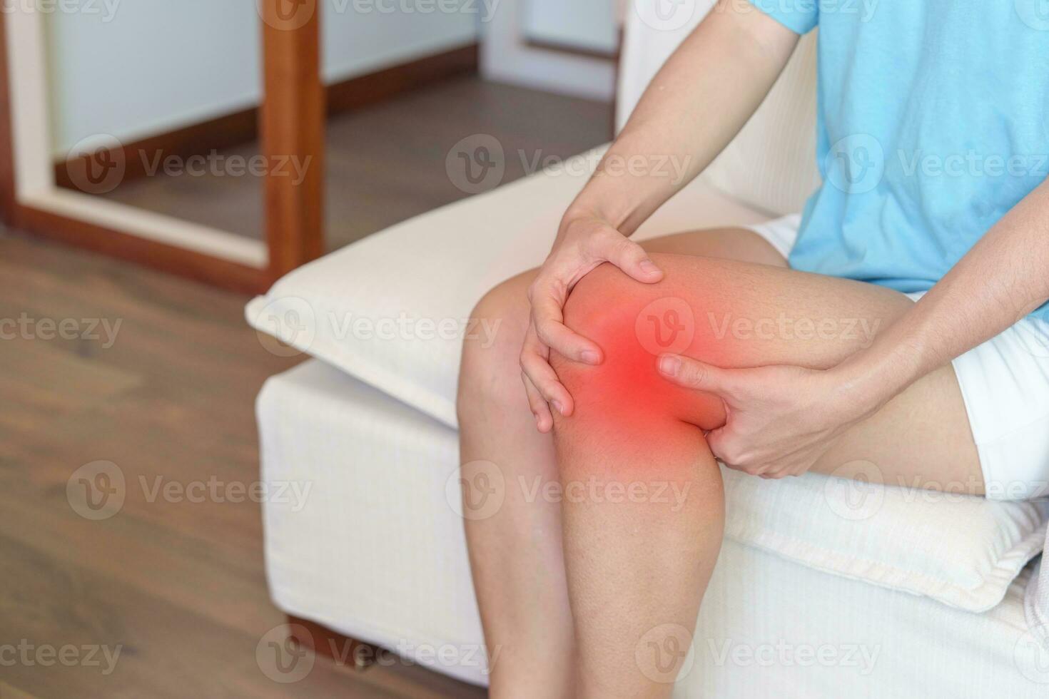 vrouw hebben knie pijn en spier pijn ten gevolge naar hardlopers knie of patellofemoraal pijn syndroom, artrose, artritis, reuma en knieschijf tendinitis. medisch concept foto