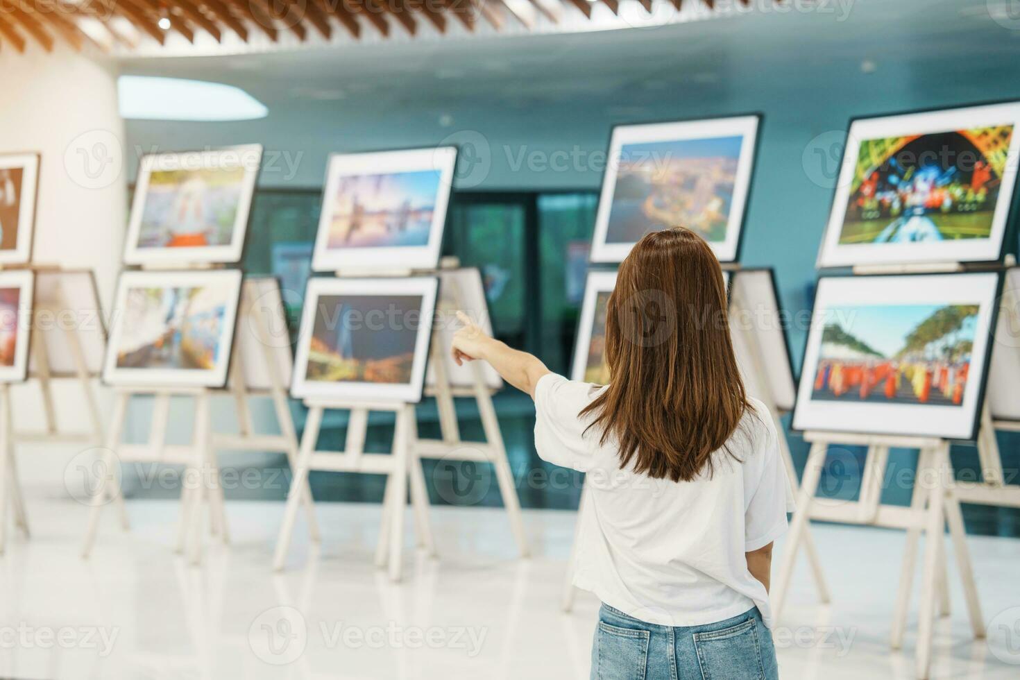 jong vrouw toerist op zoek galerij tentoonstelling. kunst , fotografie en museum concept foto