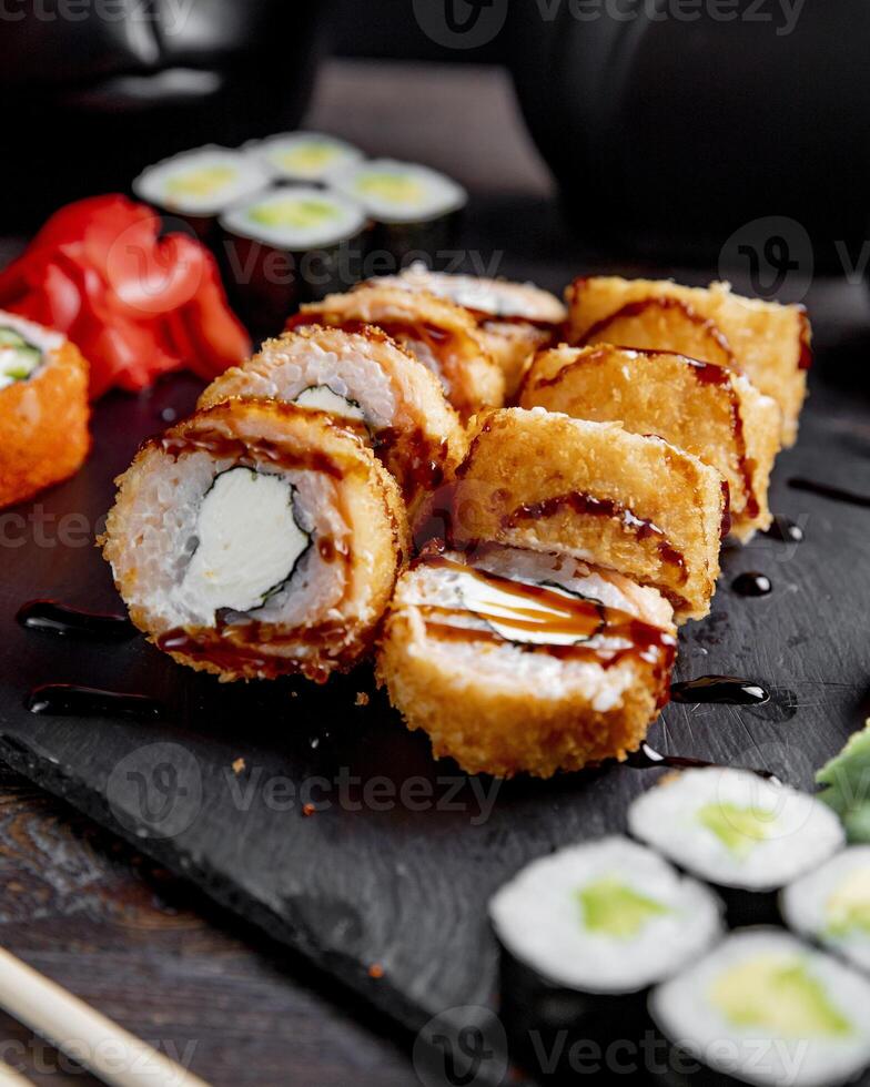 sushi en broodjes met saus op tafel foto