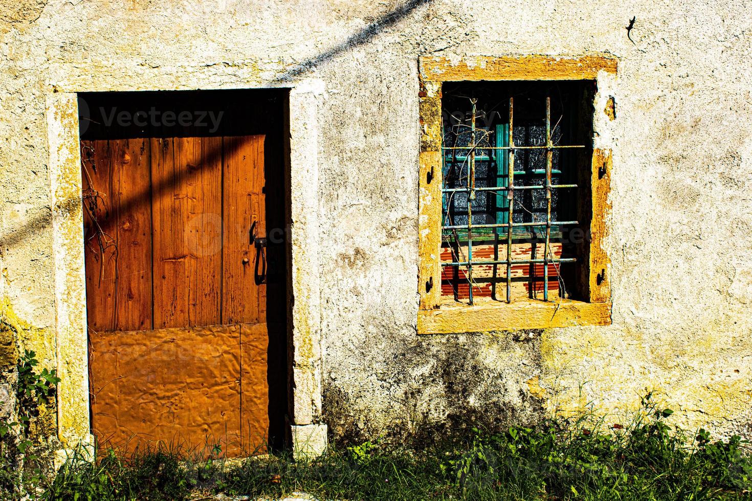 oranje deur met raam foto