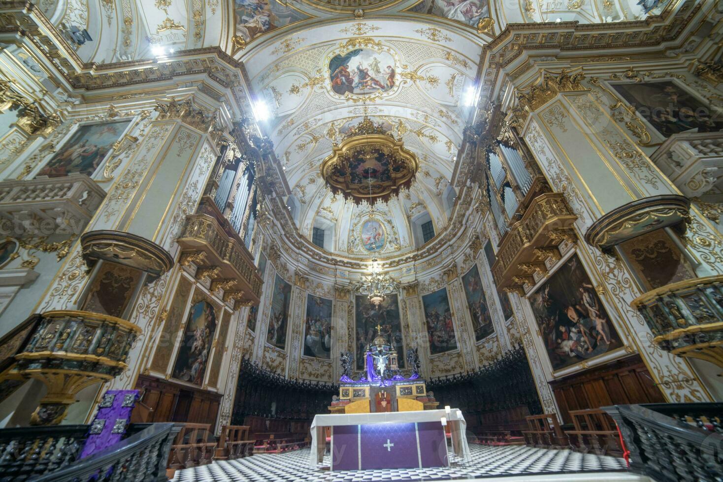 kolommen met koepel binnen van sant'alessandro kathedraal in bovenste stad- citta alta in Bergamo foto