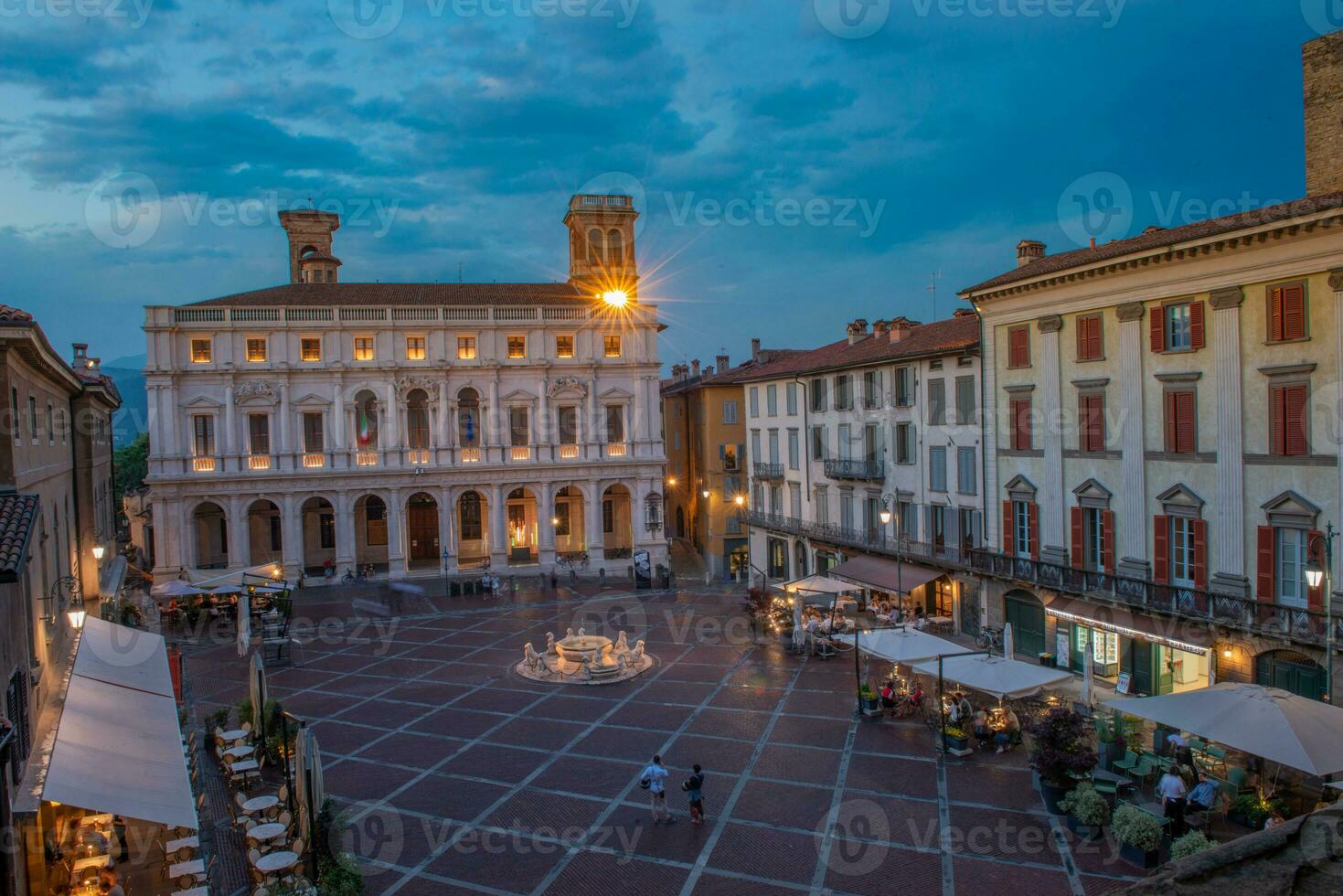 angelo mai burgerlijk bibliotheek in bergamo's piazza vecchia foto