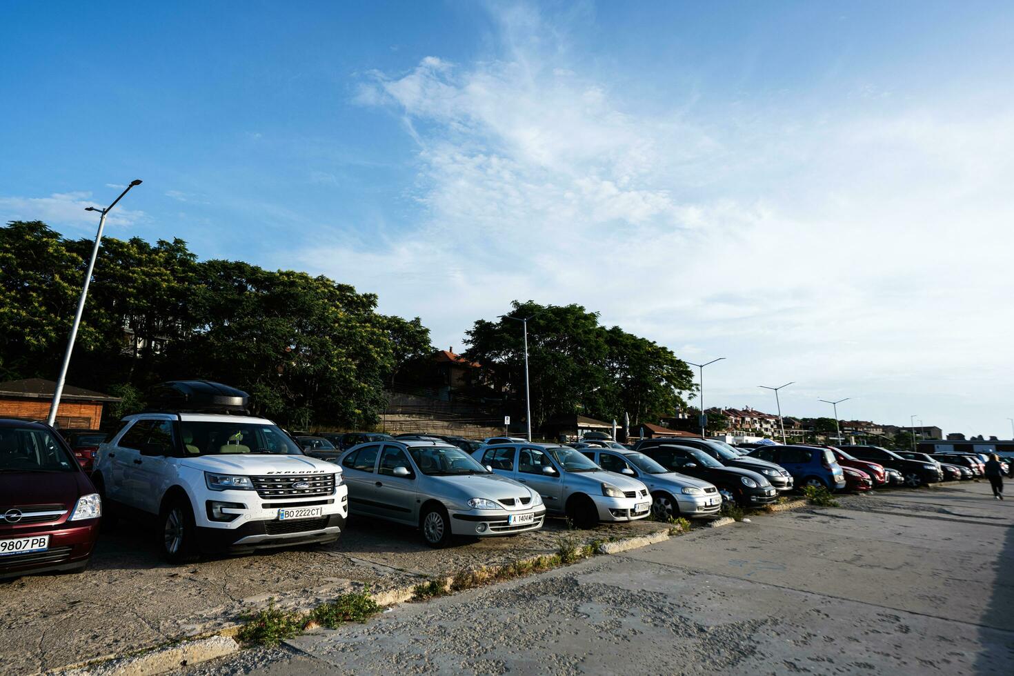 auto's geparkeerd in de parkeren veel in nessebar, bulgarije. foto